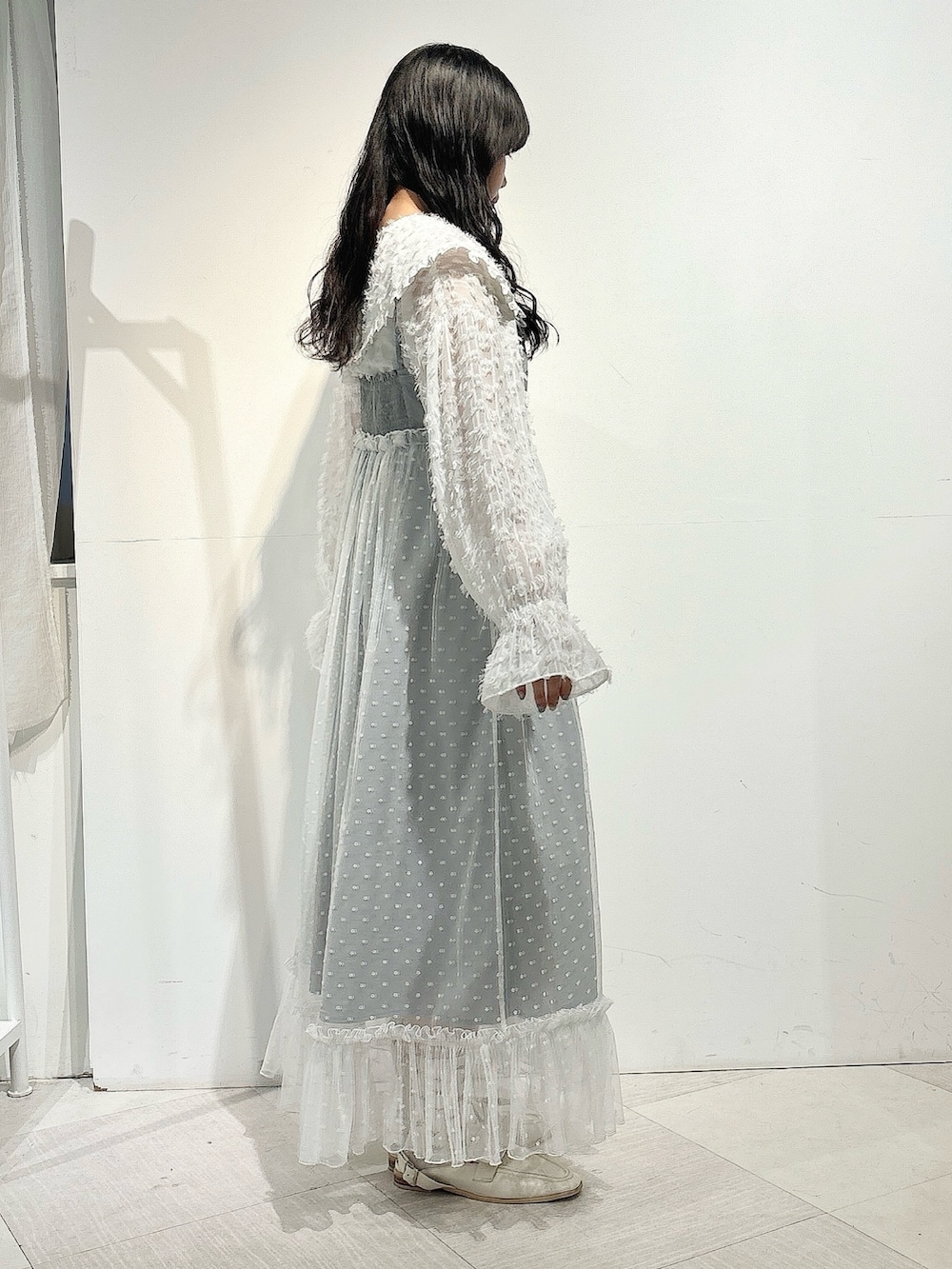 ホワイト系のシャツ/ブラウス、グレー系のワンピース、ホワイト系のローファーを着用したレディースの秋コーディネートの4枚目の写真