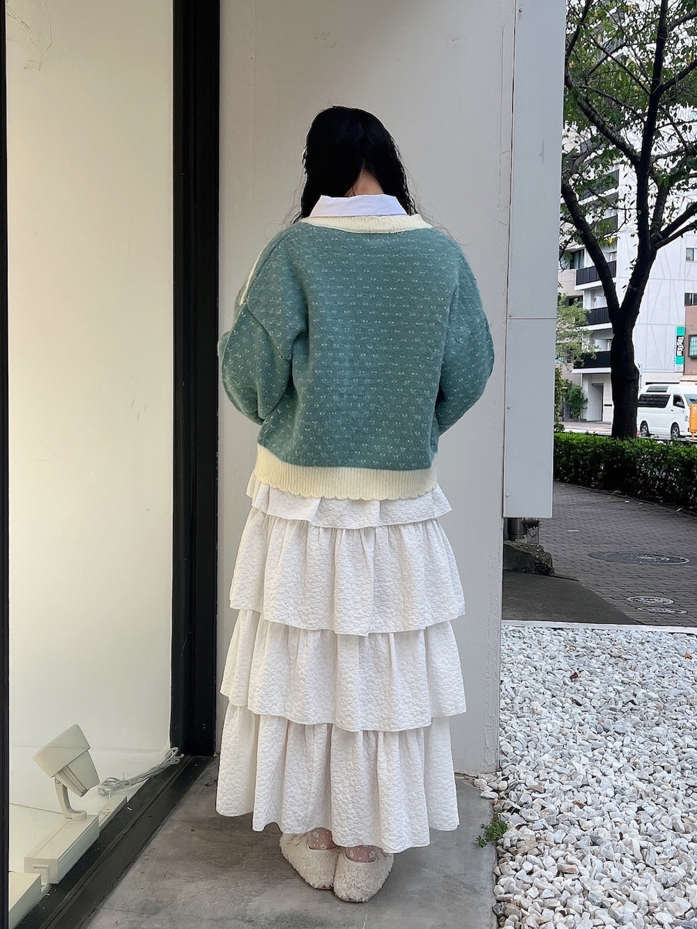 グリーン系のカーディガン/ボレロ、ホワイト系のシャツ/ブラウス、ホワイト系のスカートを着用したレディースの秋コーディネートの3枚目の写真