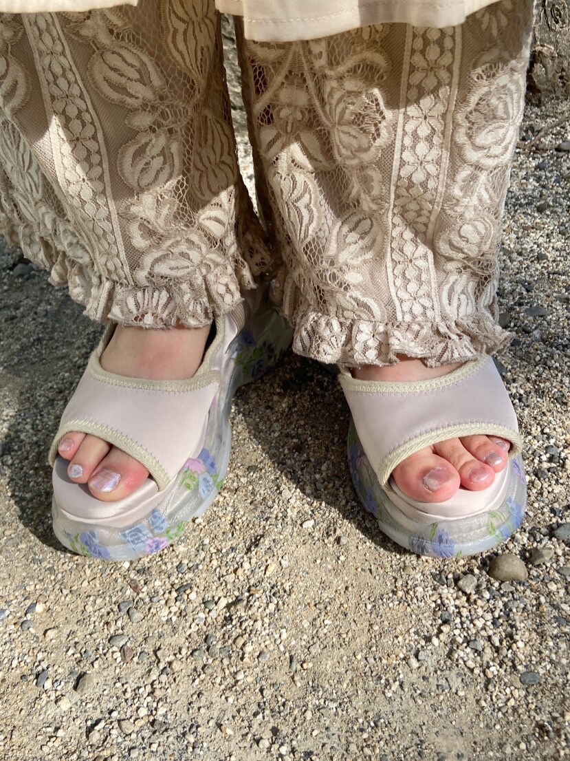 ホワイト系のその他パンツ、ホワイト系のワンピース、ホワイト系のサンダルを着用したレディースの春コーディネートの4枚目の写真