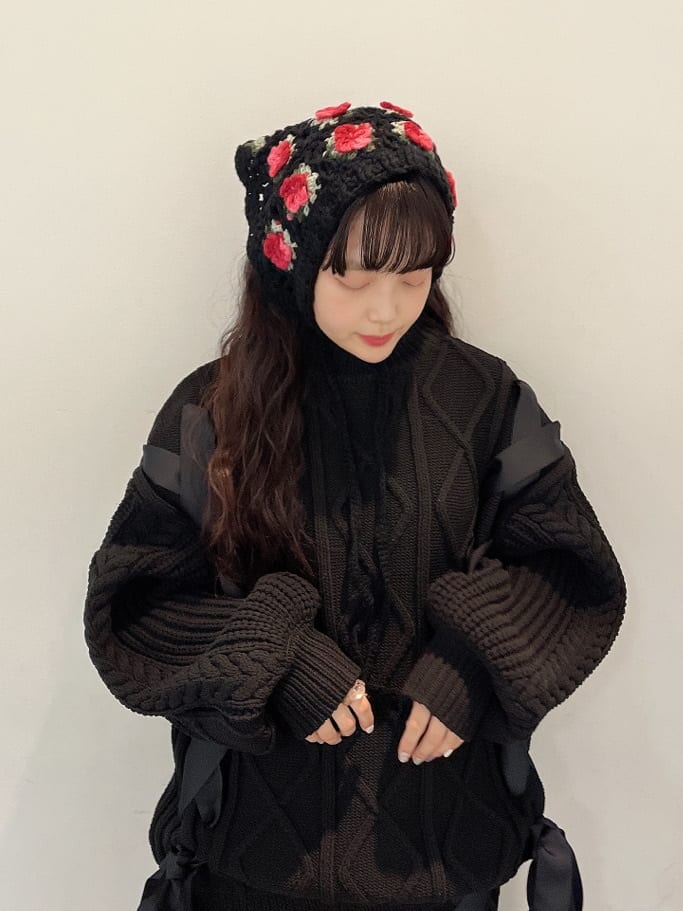 ブラウン系のブーツ、ブラウン系のブーツ、ブラック系のスカートを着用したレディースの秋コーディネートの3枚目の写真