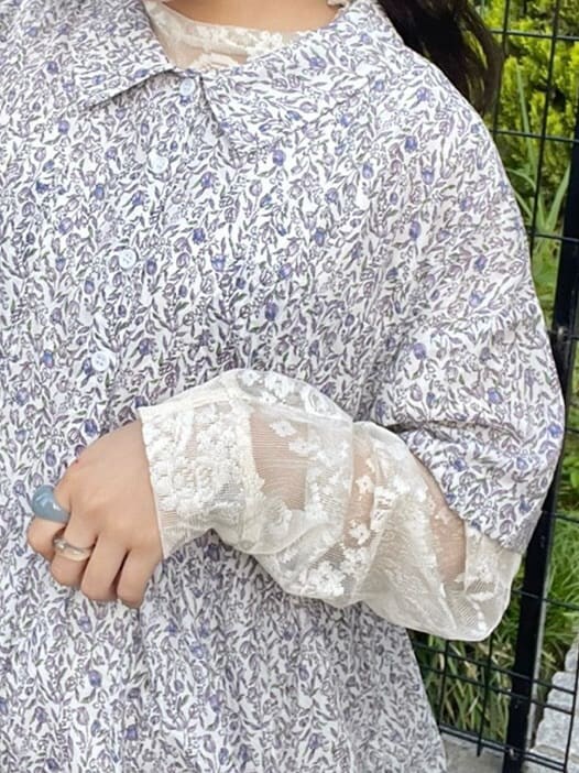 パープル系のワンピース、ベージュ系のパンプス、ホワイト系のその他パンツを着用したレディースの夏コーディネートの4枚目の写真