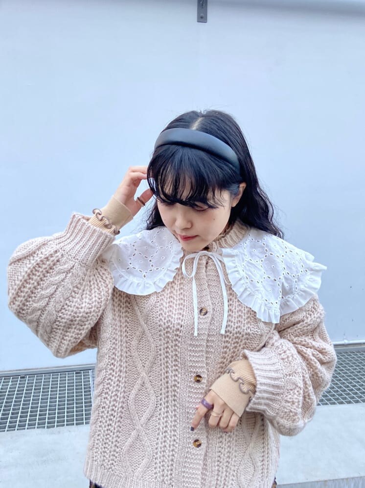 オレンジ系のスカート、ベージュ系のパンプス、ホワイト系のトートバッグを着用したレディースの秋コーディネートの4枚目の写真