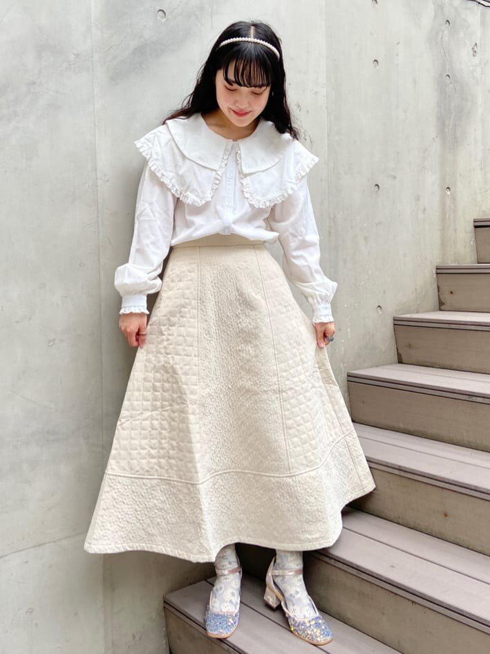 ベージュ系のパンプス、ホワイト系のシャツ/ブラウス、ホワイト系のスカートを着用したレディースの秋コーディネートの3枚目の写真