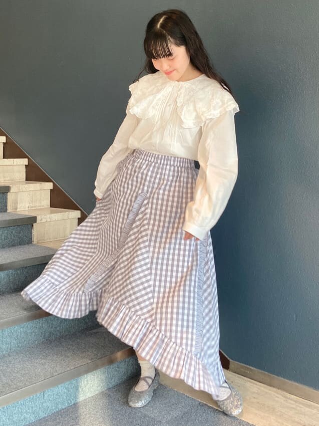 ホワイト系のブルゾン、グレー系のスカート、ホワイト系のシャツ/ブラウスを着用したレディースの秋コーディネートの3枚目の写真