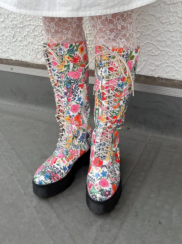 ホワイト系のワンピース、その他のドレスシューズ、ホワイト系のハットを着用したレディースの夏コーディネートの6枚目の写真