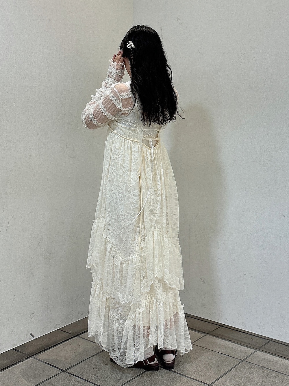 ホワイト系のワンピース、ホワイト系のTシャツ/カットソー、レッド系のローファーを着用したレディースの夏コーディネートの6枚目の写真