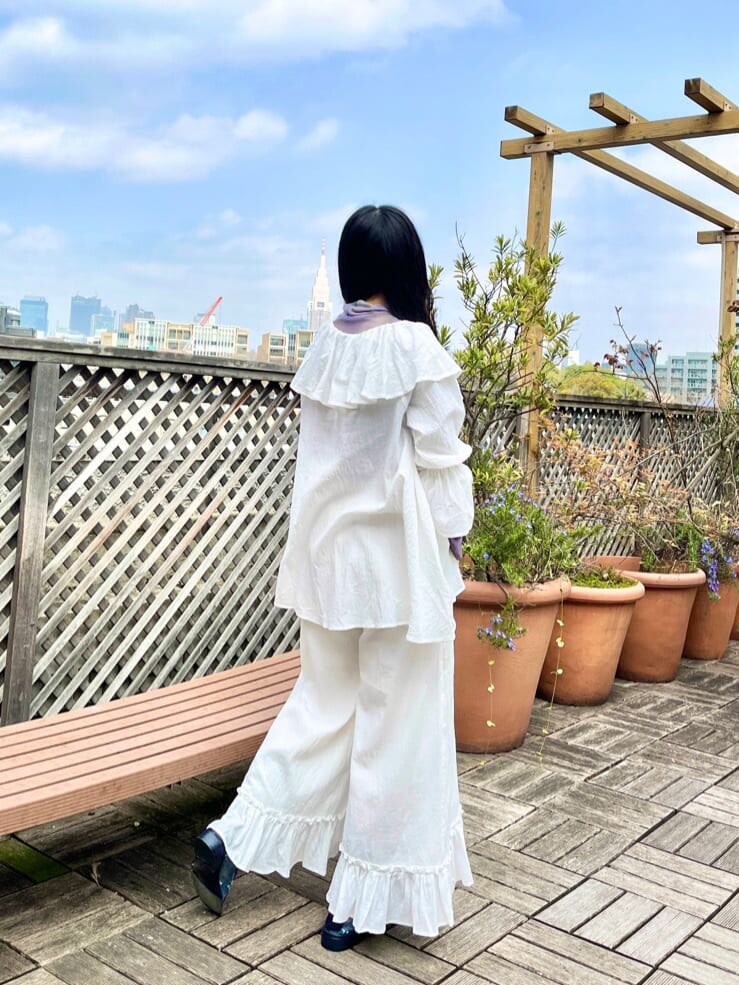 パープル系のTシャツ/カットソー、ホワイト系のその他パンツ、ホワイト系のシャツ/ブラウスを着用したレディースの春コーディネートの2枚目の写真