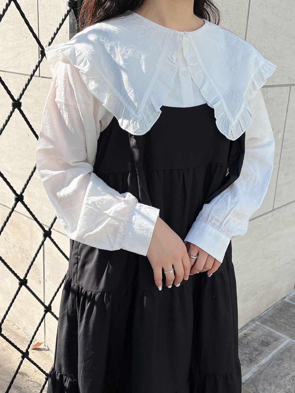 ホワイト系のシャツ/ブラウス、グレー系のワンピース、ホワイト系のローファーを着用したレディースの冬コーディネートの7枚目の写真