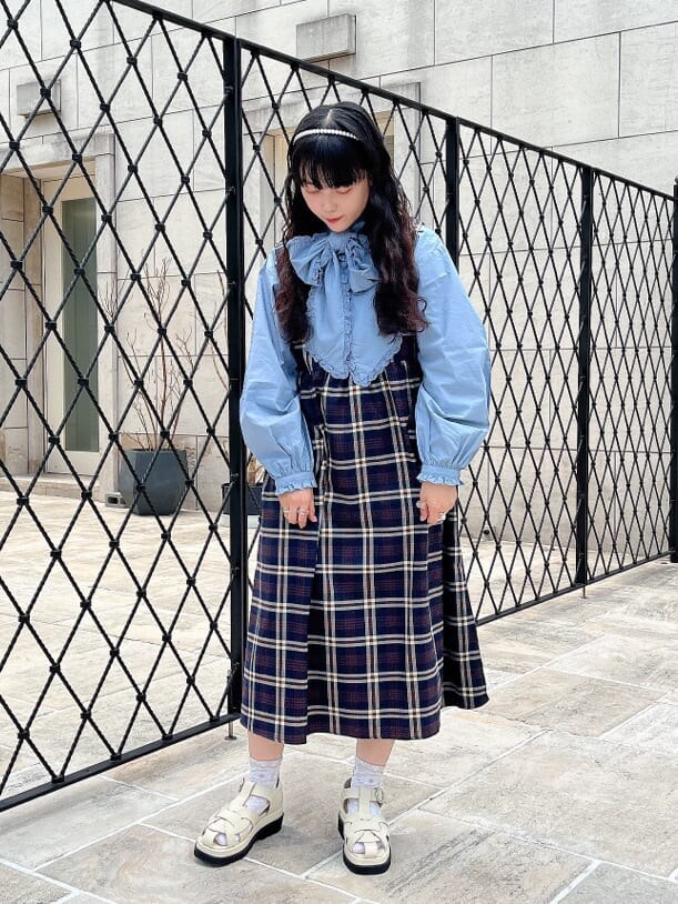 ブルー系のワンピース、ブルー系のシャツ/ブラウス、ホワイト系のサンダルを着用したレディースの夏コーディネートの2枚目の写真