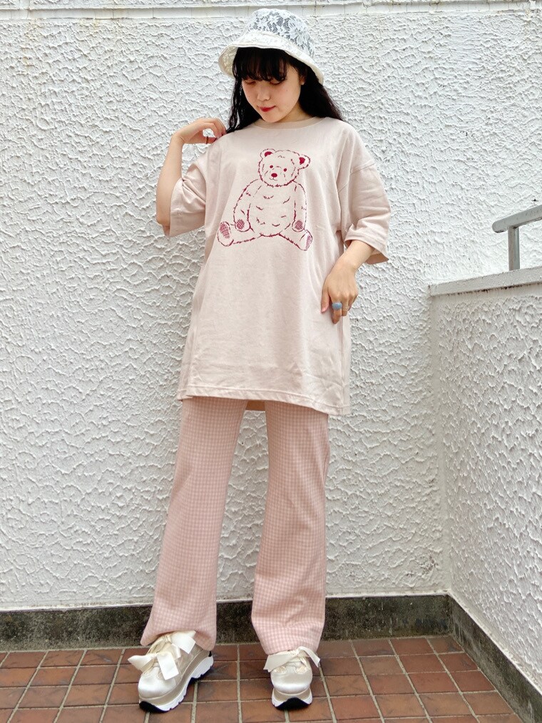 ピンク系のその他パンツ、ホワイト系のカーディガン/ボレロを着用したレディースの春コーディネートの3枚目の写真