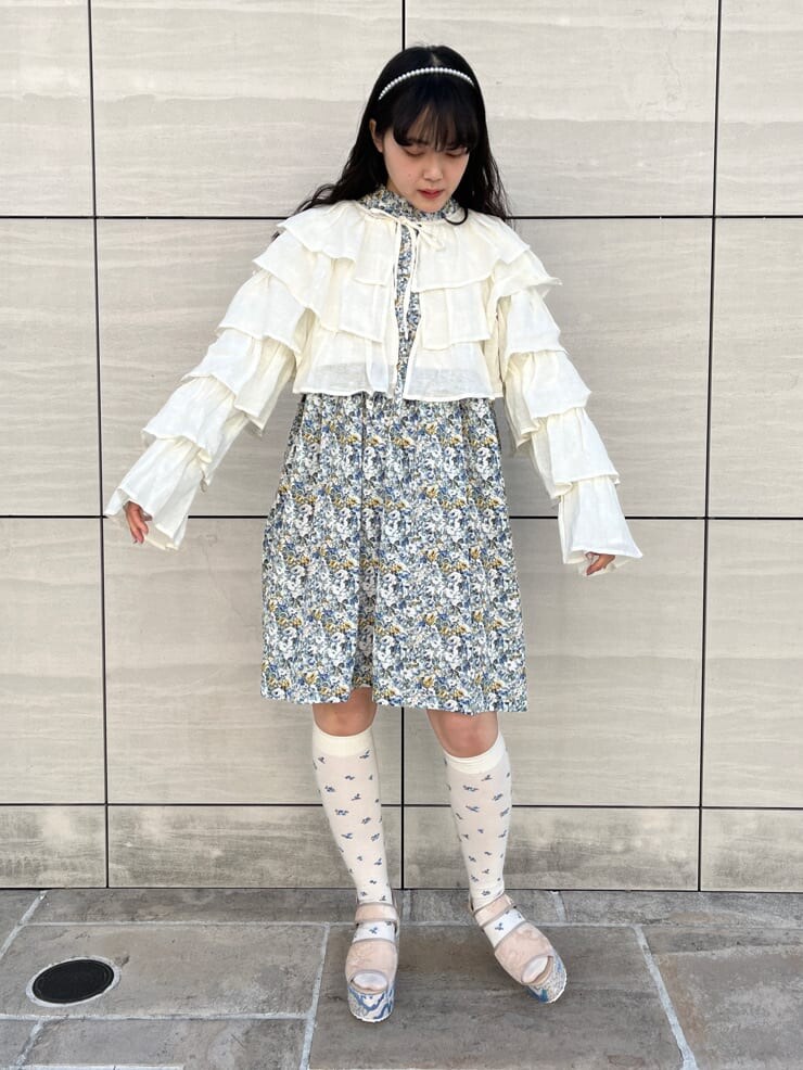 ホワイト系のカーディガン/ボレロ、ブルー系のサンダル、ホワイト系のトートバッグを着用したレディースの春コーディネートの3枚目の写真