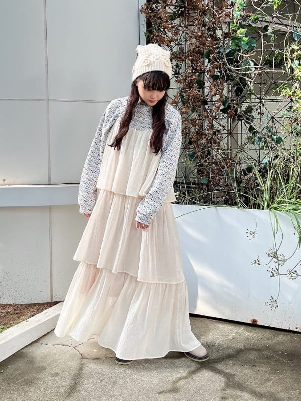 ホワイト系のワンピース、ベージュ系のパンプス、ホワイト系のカーディガン/ボレロを着用したレディースの夏コーディネートの2枚目の写真