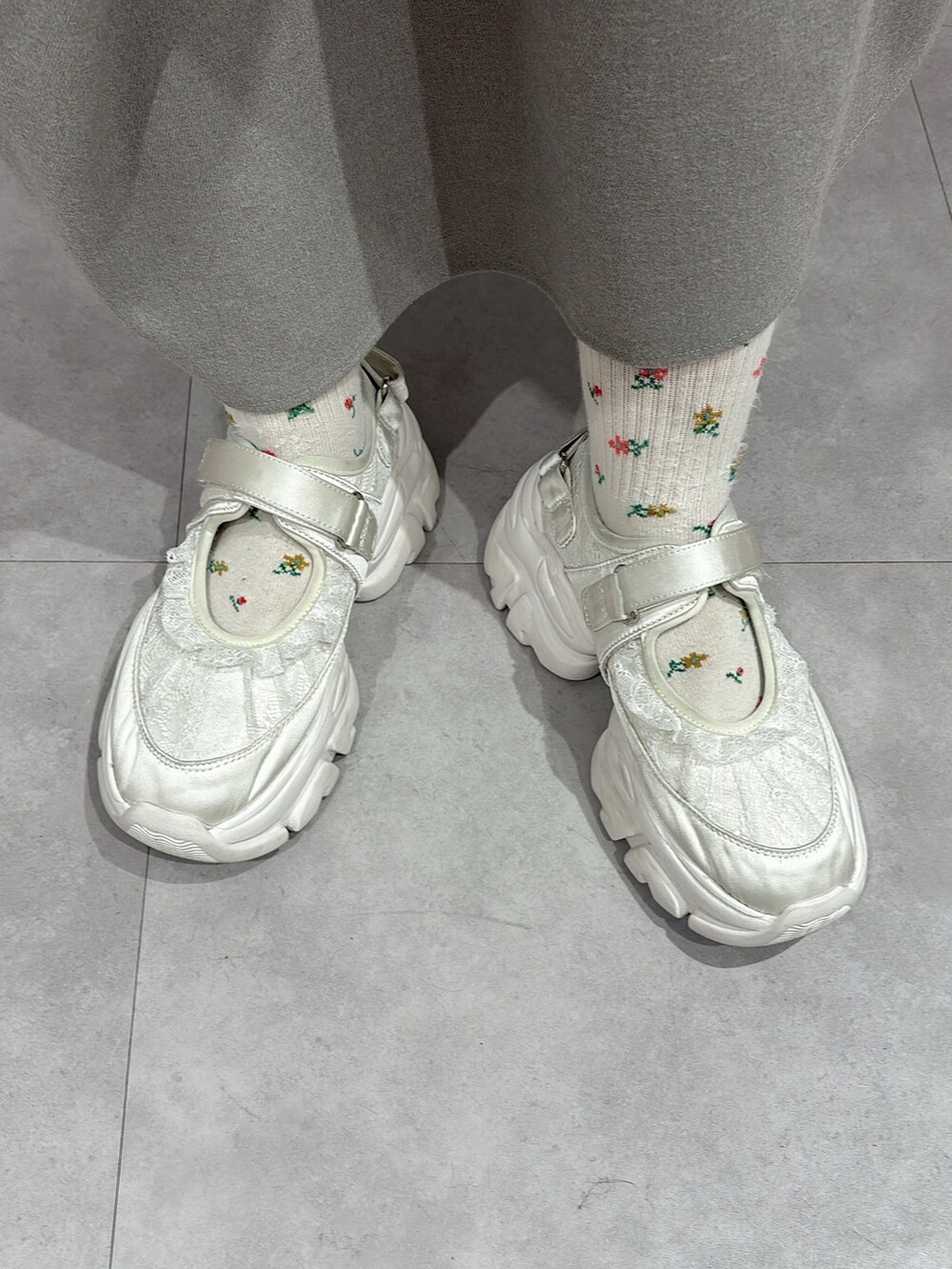 ゴールド系のシャツ/ブラウス、グレー系のワンピース、ホワイト系のショルダーバッグを着用したレディースの秋コーディネートの8枚目の写真