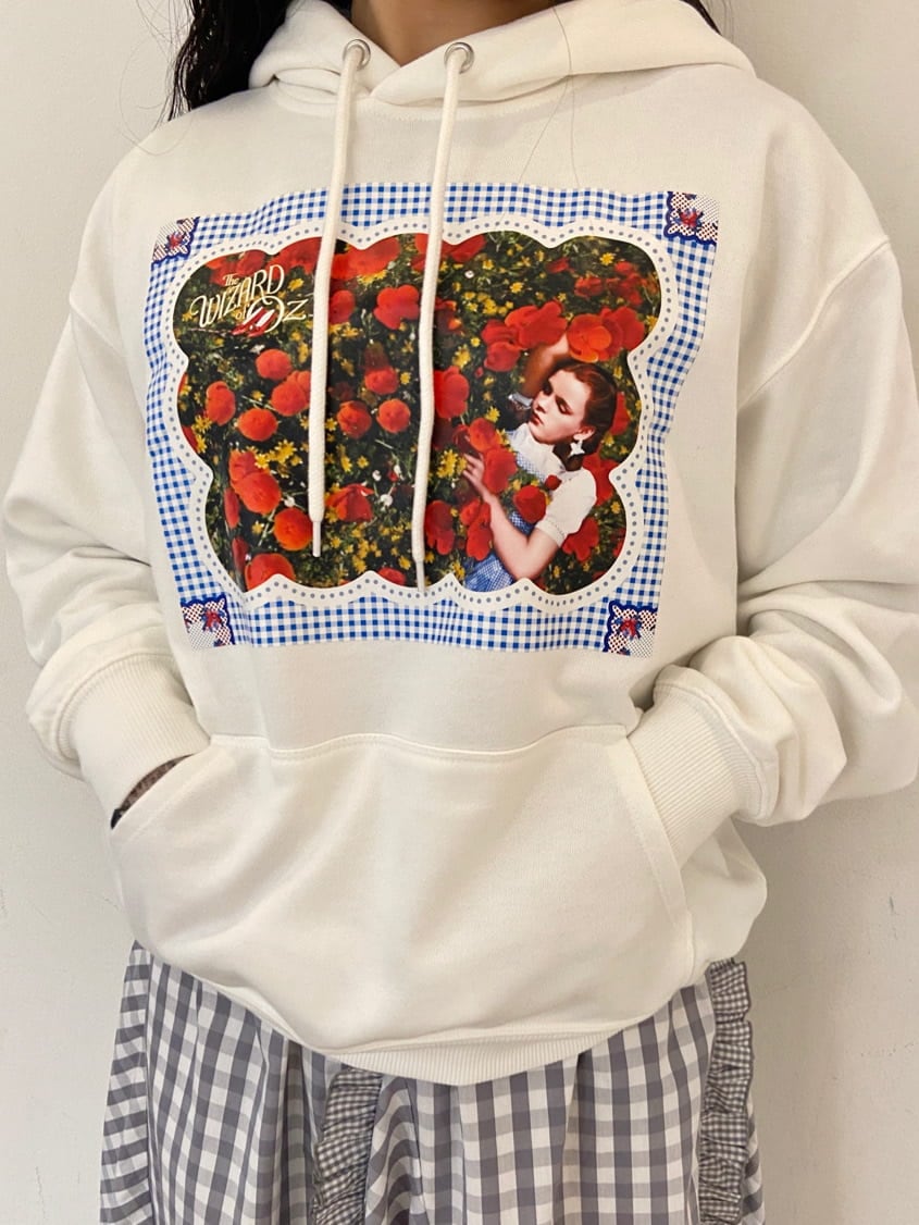 グレー系のスカート、ブルー系のスニーカー、ホワイト系のTシャツ/カットソーを着用したレディースの秋コーディネートの4枚目の写真