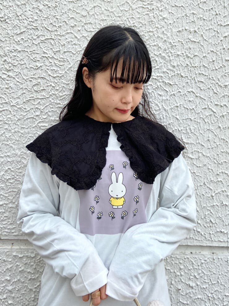 ホワイト系のハンドバッグ、ホワイト系のTシャツ/カットソー、ブラック系のその他パンツを着用したレディースの夏コーディネートの4枚目の写真