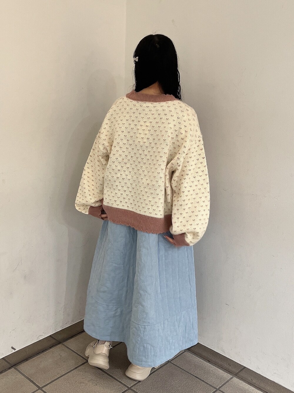 ホワイト系のTシャツ/カットソー、ブルー系のワンピース、ピンク系のカーディガン/ボレロを着用したレディースの秋コーディネートの4枚目の写真