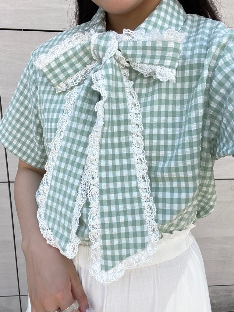 ホワイト系のハンドバッグ、グリーン系のシャツ/ブラウス、ホワイト系のスカートを着用したレディースの夏コーディネートの5枚目の写真