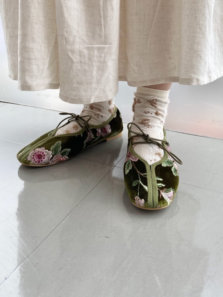 ホワイト系のテーラードジャケット、オレンジ系のハンドバッグ、ホワイト系のワンピースを着用したレディースの夏コーディネートの8枚目の写真