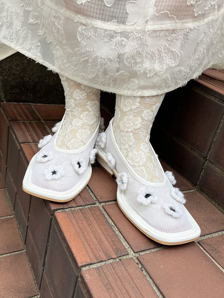 ホワイト系のスカート、ホワイト系のパンプス、ホワイト系のTシャツ/カットソーを着用したレディースの秋コーディネートの8枚目の写真