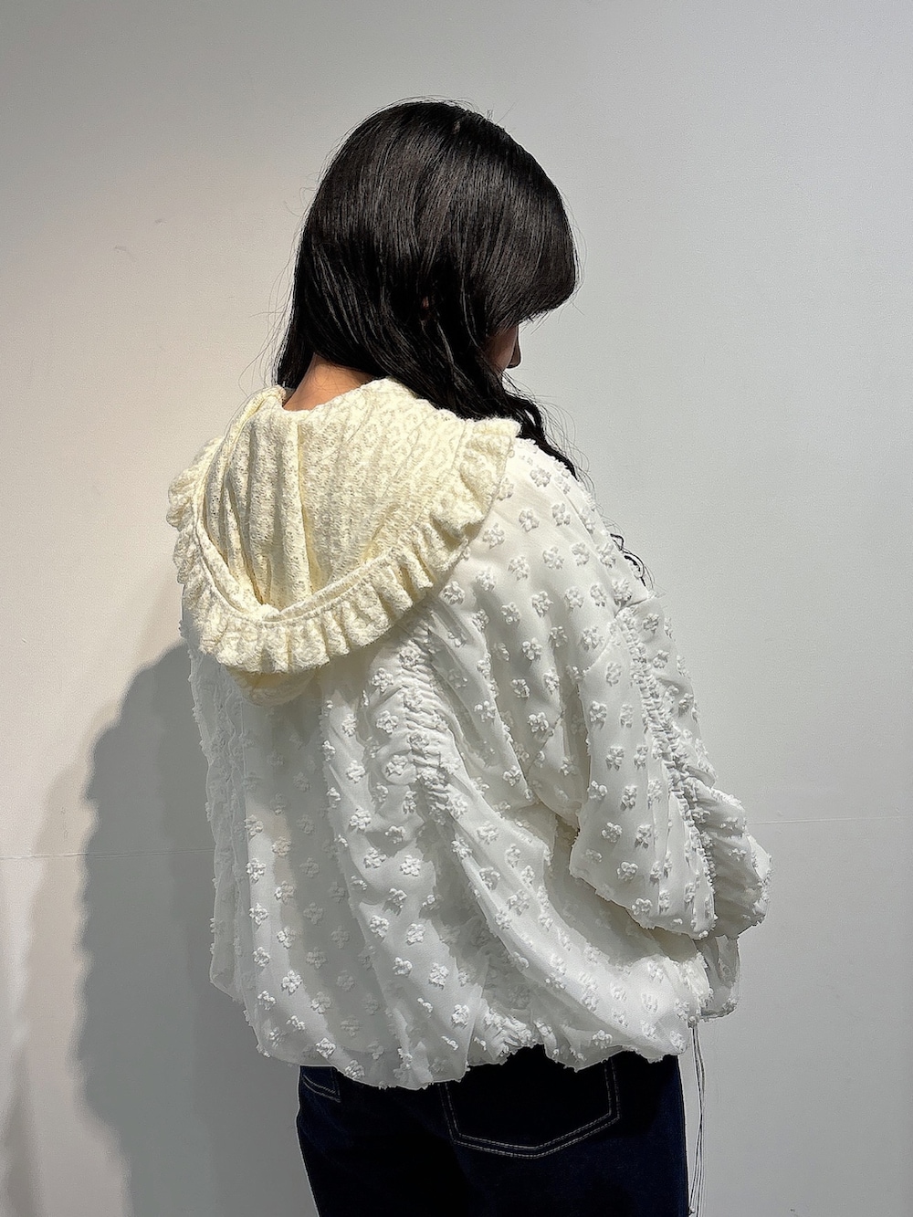 ホワイト系のジャージ、ブルー系のデニムパンツ、ホワイト系のスニーカーを着用したレディースの秋コーディネートの6枚目の写真