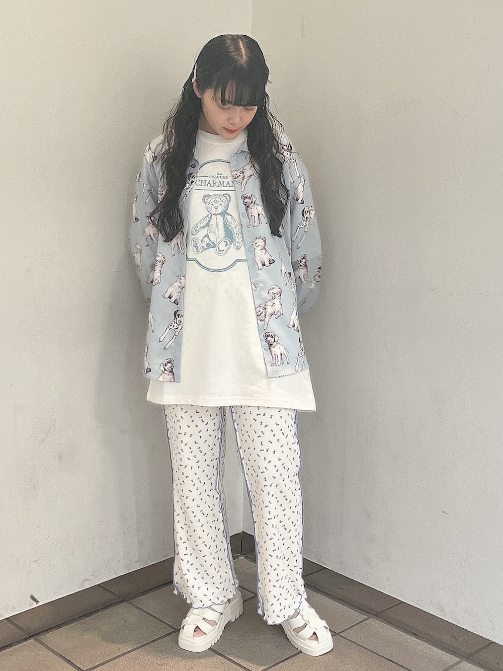 ホワイト系のTシャツ/カットソー、ブルー系のシャツ/ブラウス、ブルー系のその他パンツを着用したレディースの夏コーディネートの2枚目の写真