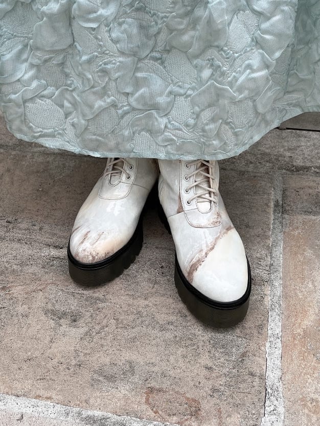 ホワイト系のドレスシューズ、ホワイト系のシャツ/ブラウス、ホワイト系のハンドバッグを着用したレディースの夏コーディネートの6枚目の写真