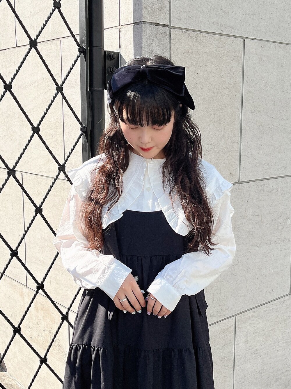 ホワイト系のシャツ/ブラウス、グレー系のワンピース、ホワイト系のローファーを着用したレディースの冬コーディネートの5枚目の写真