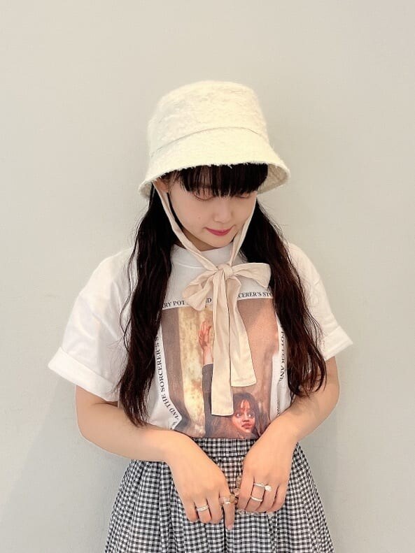 ホワイト系のサンダル、ホワイト系のTシャツ/カットソー、ブラック系のスカートを着用したレディースの夏コーディネートの3枚目の写真