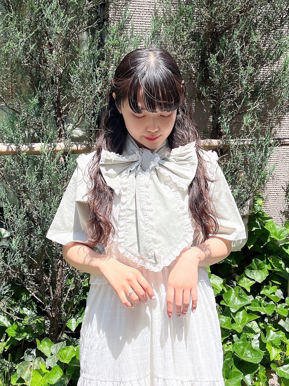 グリーン系のシャツ/ブラウス、ホワイト系のワンピース、ホワイト系のスカートを着用したレディースの夏コーディネートの4枚目の写真