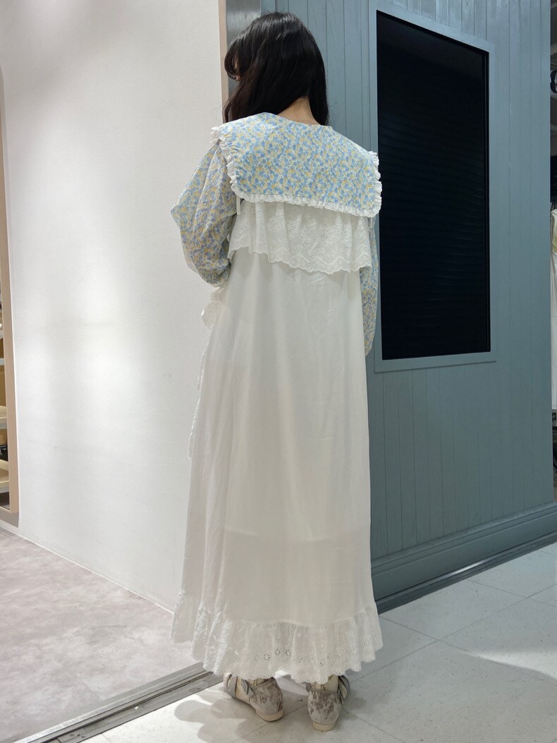 イエロー系のシャツ/ブラウス、ホワイト系のその他シューズを着用したレディースの春コーディネートの2枚目の写真