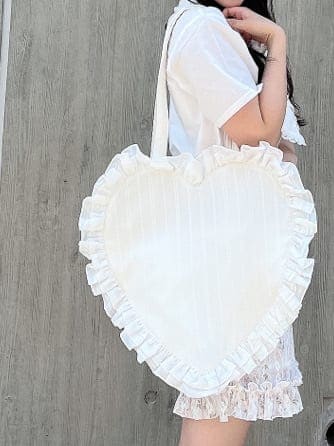 ホワイト系のシャツ/ブラウス、ピンク系のスカート、ピンク系のサンダルを着用したレディースの春コーディネートの3枚目の写真