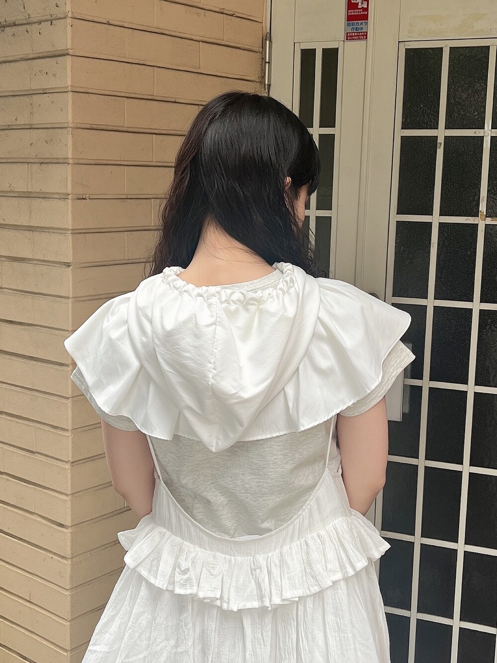 グレー系のTシャツ/カットソー、ホワイト系のスカート、ブルー系のサンダルを着用したレディースの夏コーディネートの5枚目の写真