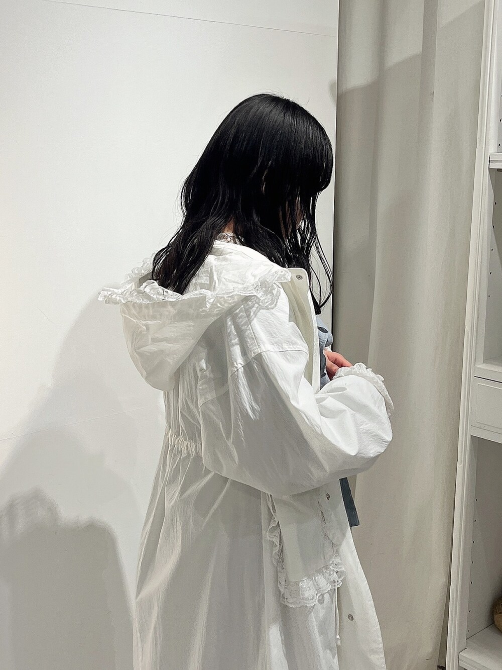 ホワイト系のTシャツ/カットソー、グリーン系のワンピース、ホワイト系のナイロンジャケットを着用したレディースの春コーディネートの6枚目の写真