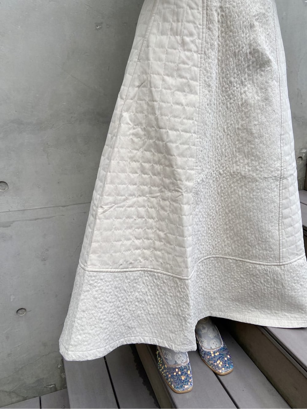 ベージュ系のパンプス、ホワイト系のシャツ/ブラウス、ホワイト系のスカートを着用したレディースの秋コーディネートの6枚目の写真