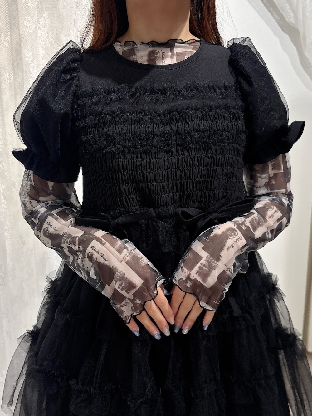 ブラック系のワンピース、ブラック系のTシャツ/カットソー、グレー系のスウェットパンツを着用したレディースの春コーディネートの7枚目の写真