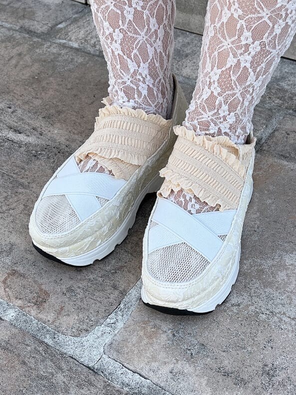 ホワイト系のスニーカー、ホワイト系のハンドバッグ、ブルー系のワンピースを着用したレディースの夏コーディネートの6枚目の写真