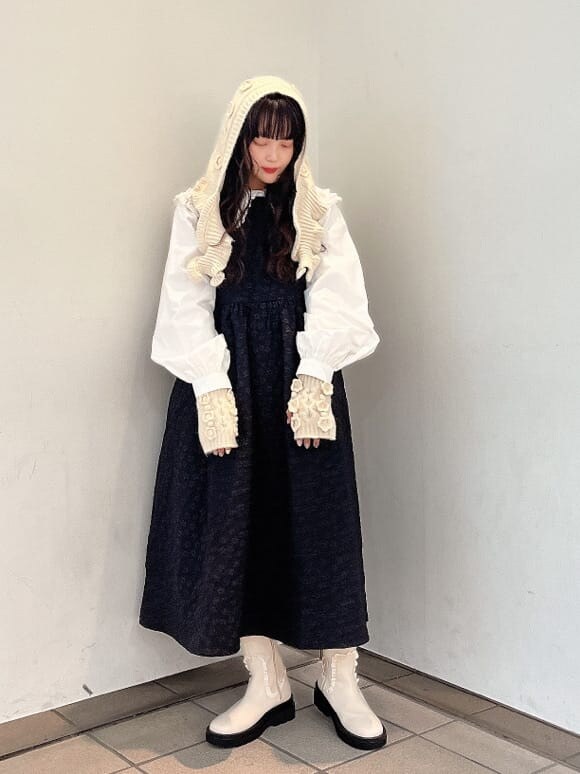 ホワイト系のブーツ、ホワイト系のシャツ/ブラウス、ブラック系のワンピースを着用したレディースの秋コーディネートの2枚目の写真