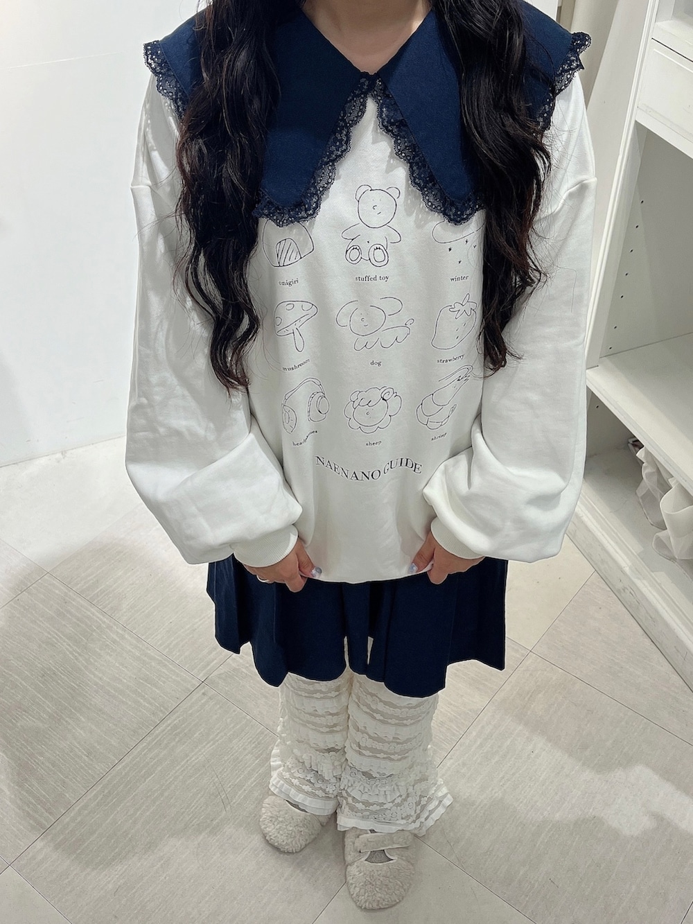 ブルー系のワンピース、ホワイト系のスウェット、ホワイト系のスウェットパンツを着用したレディースの秋コーディネートの7枚目の写真