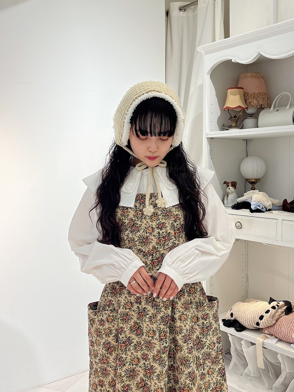 ホワイト系のシャツ/ブラウス、ベージュ系のジャンパースカート、ホワイト系のスニーカーを着用したレディースの秋コーディネートの6枚目の写真