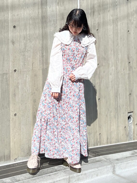 ホワイト系のシャツ/ブラウス、ピンク系のワンピース、ピンク系のその他シューズを着用したレディースの冬コーディネートの4枚目の写真