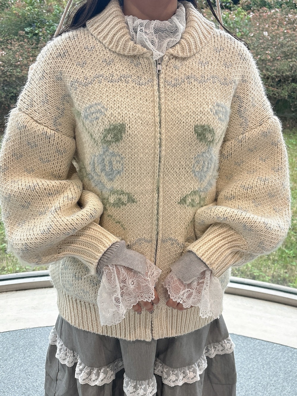 ブルー系のカーディガン/ボレロ、グレー系のニット/セーター、グレー系のスカートを着用したレディースの冬コーディネートの6枚目の写真