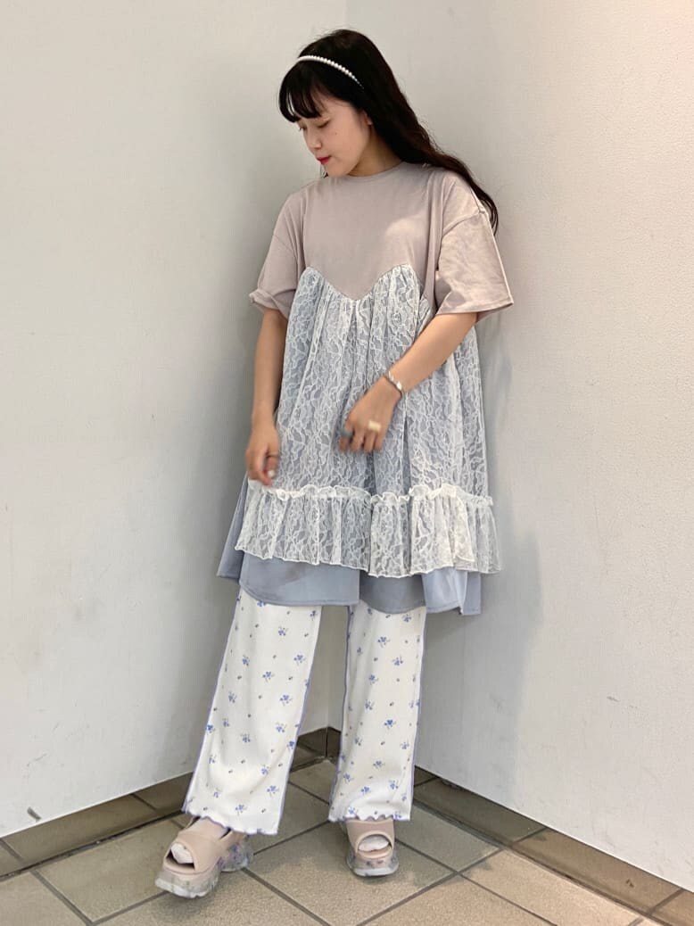 ホワイト系のサンダル、ピンク系のワンピース、ホワイト系のその他パンツを着用したレディースの夏コーディネートの2枚目の写真