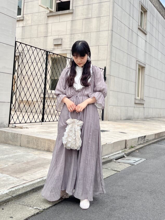 ホワイト系のパンプス、ホワイト系のハンドバッグ、グレー系のワンピースを着用したレディースの春コーディネートの2枚目の写真