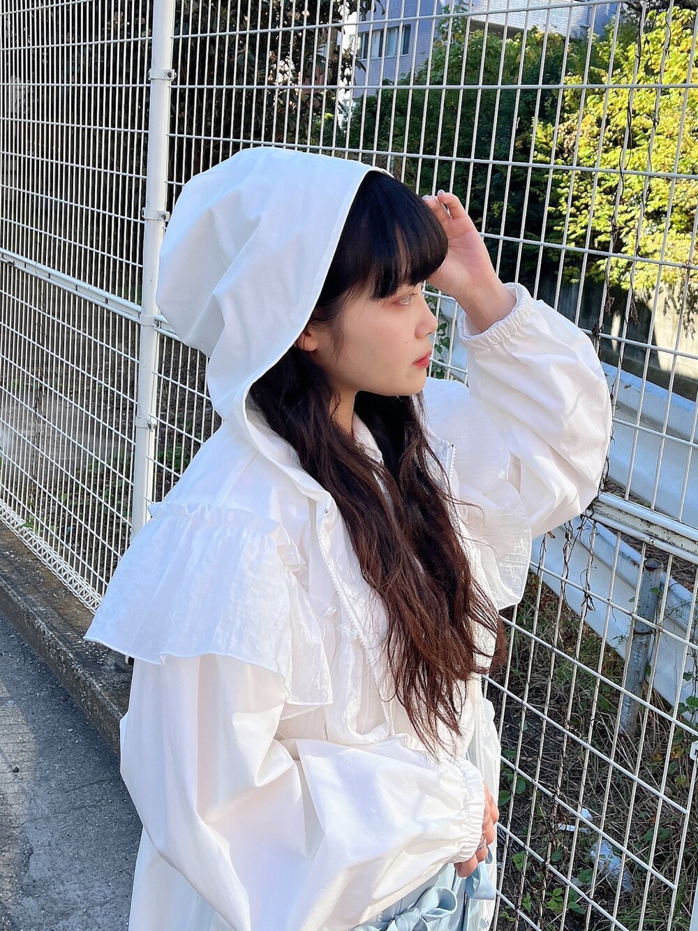 ホワイト系のマウンテンパーカー、ブルー系のその他パンツ、ホワイト系のローファーを着用したレディースの秋コーディネートの5枚目の写真