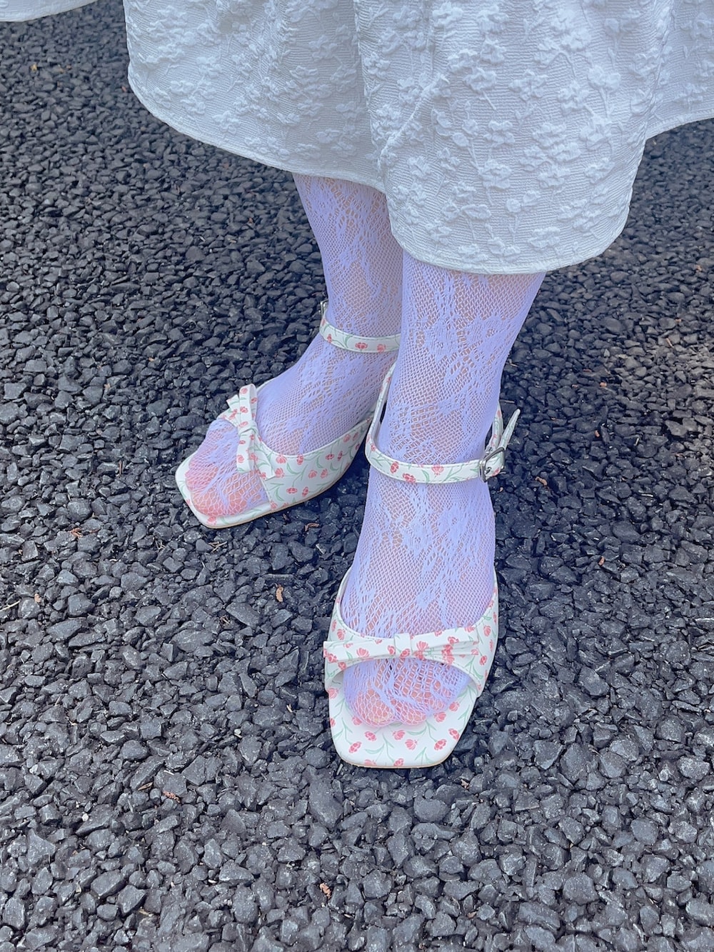 ホワイト系のパンプス、ホワイト系のワンピース、ホワイト系のTシャツ/カットソーを着用したレディースの夏コーディネートの6枚目の写真