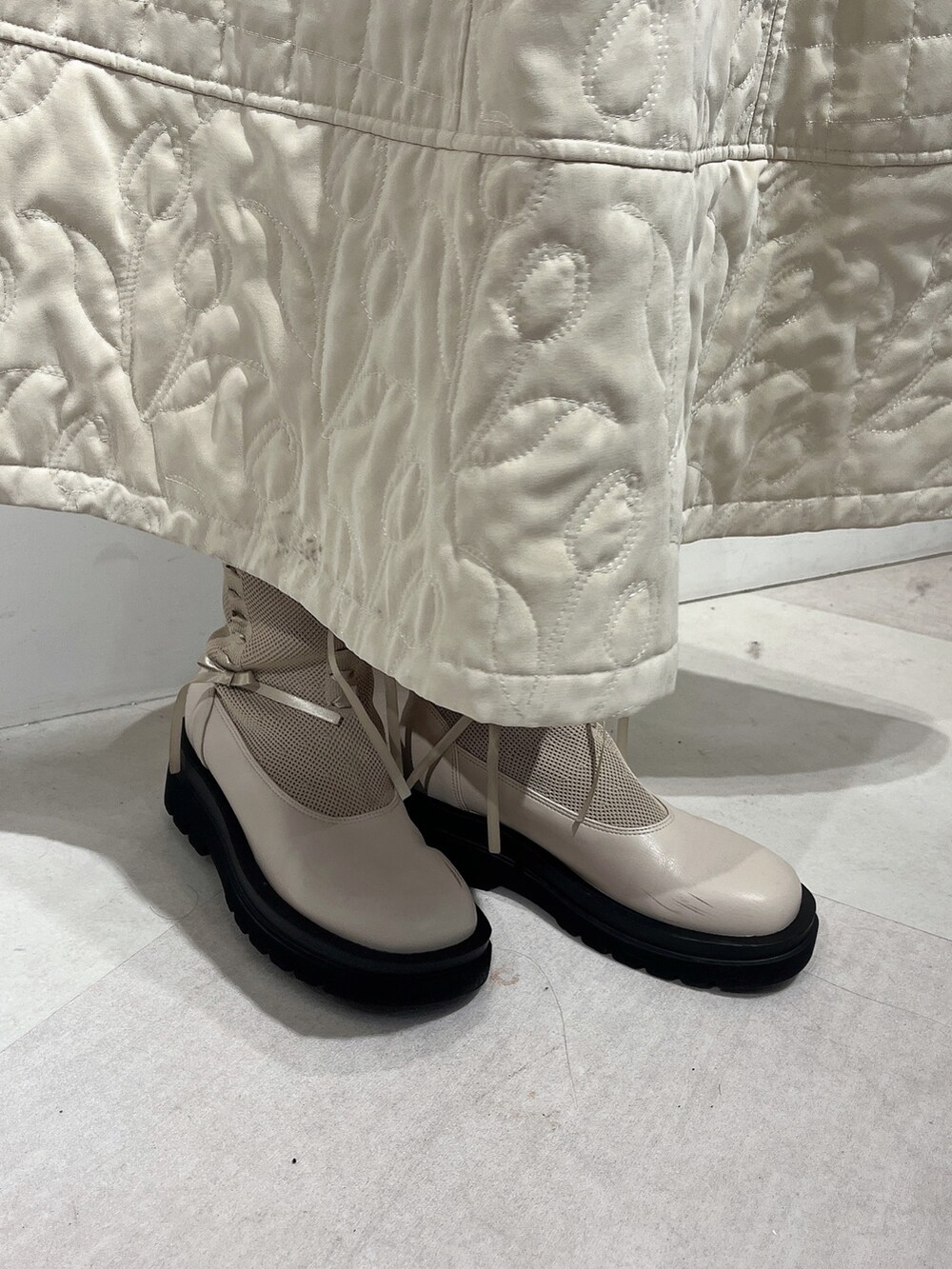 ホワイト系のシャツ/ブラウス、ブルー系のニット/セーター、ホワイト系のスカートを着用したレディースの秋コーディネートの8枚目の写真