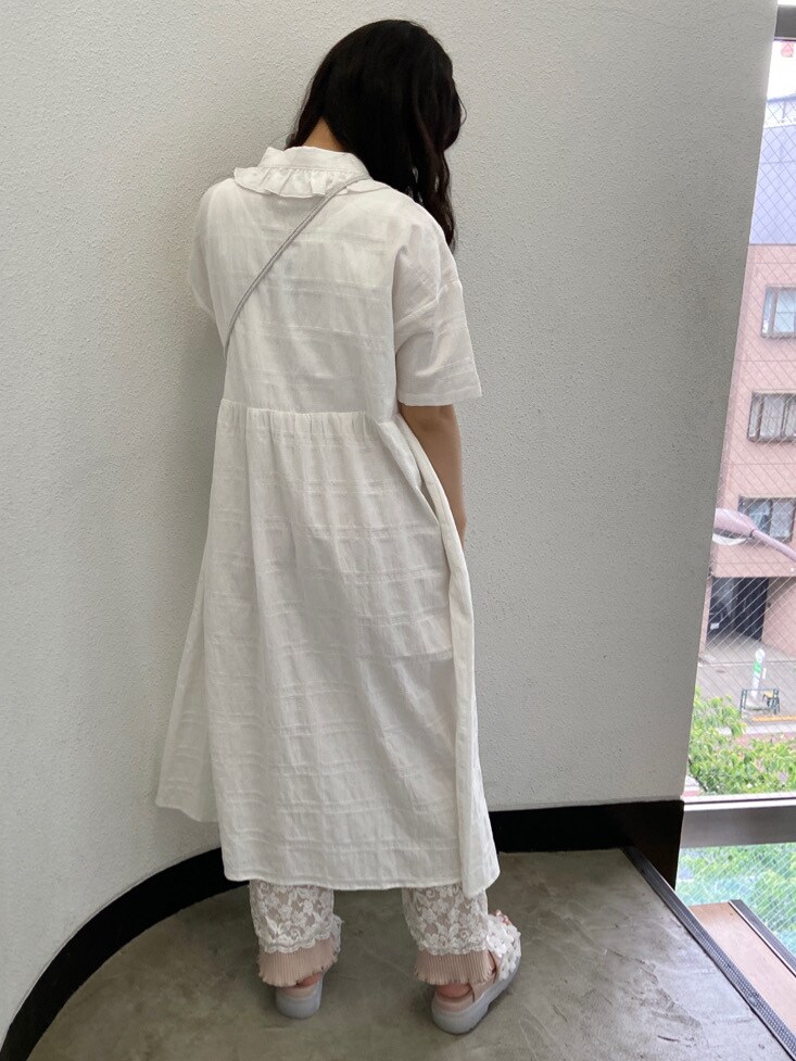 ピンク系のその他パンツ、ホワイト系のワンピースを着用したレディースの春コーディネートの2枚目の写真