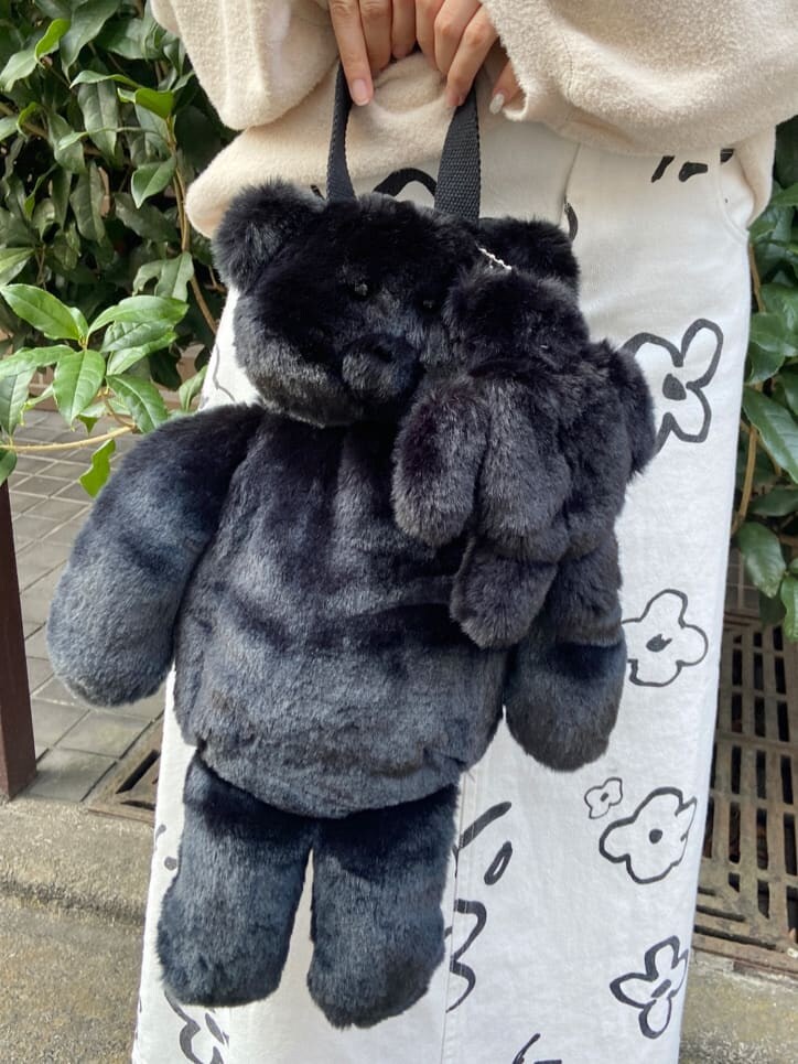 ブラック系のハンドバッグ、ホワイト系のカーディガン/ボレロ、ホワイト系のスカートを着用したレディースの秋コーディネートの7枚目の写真