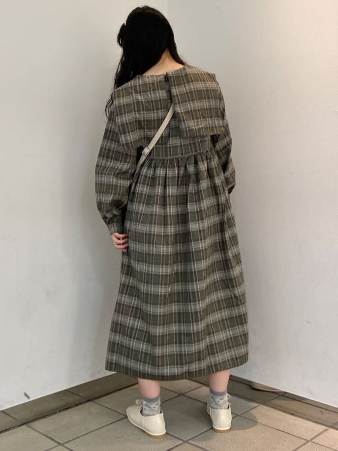 グリーン系のワンピース、ホワイト系のその他シューズ、ホワイト系のショルダーバッグを着用したレディースの秋コーディネートの2枚目の写真