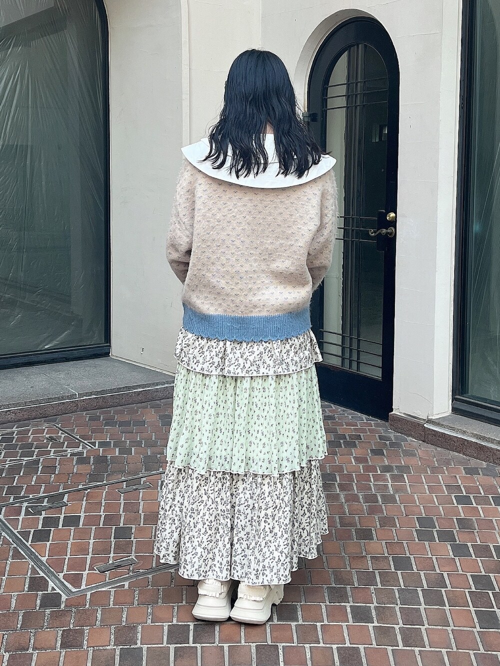 ホワイト系のシャツ/ブラウス、ブルー系のカーディガン/ボレロ、グリーン系のスカートを着用したレディースの冬コーディネートの4枚目の写真